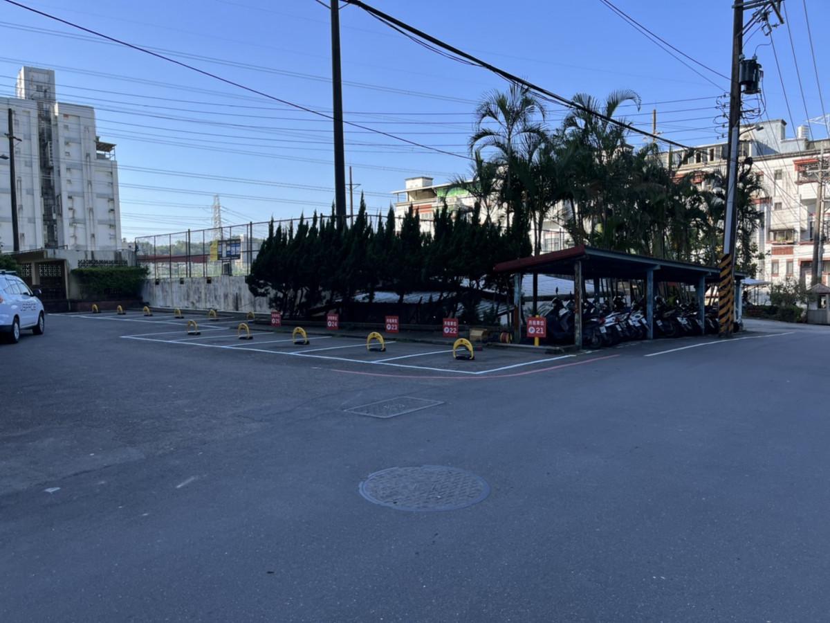 伯爵山莊車位(網球場前)