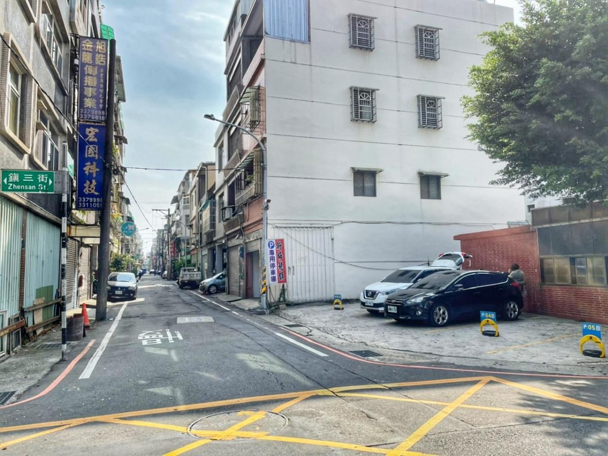 鎮三街鄰近車位