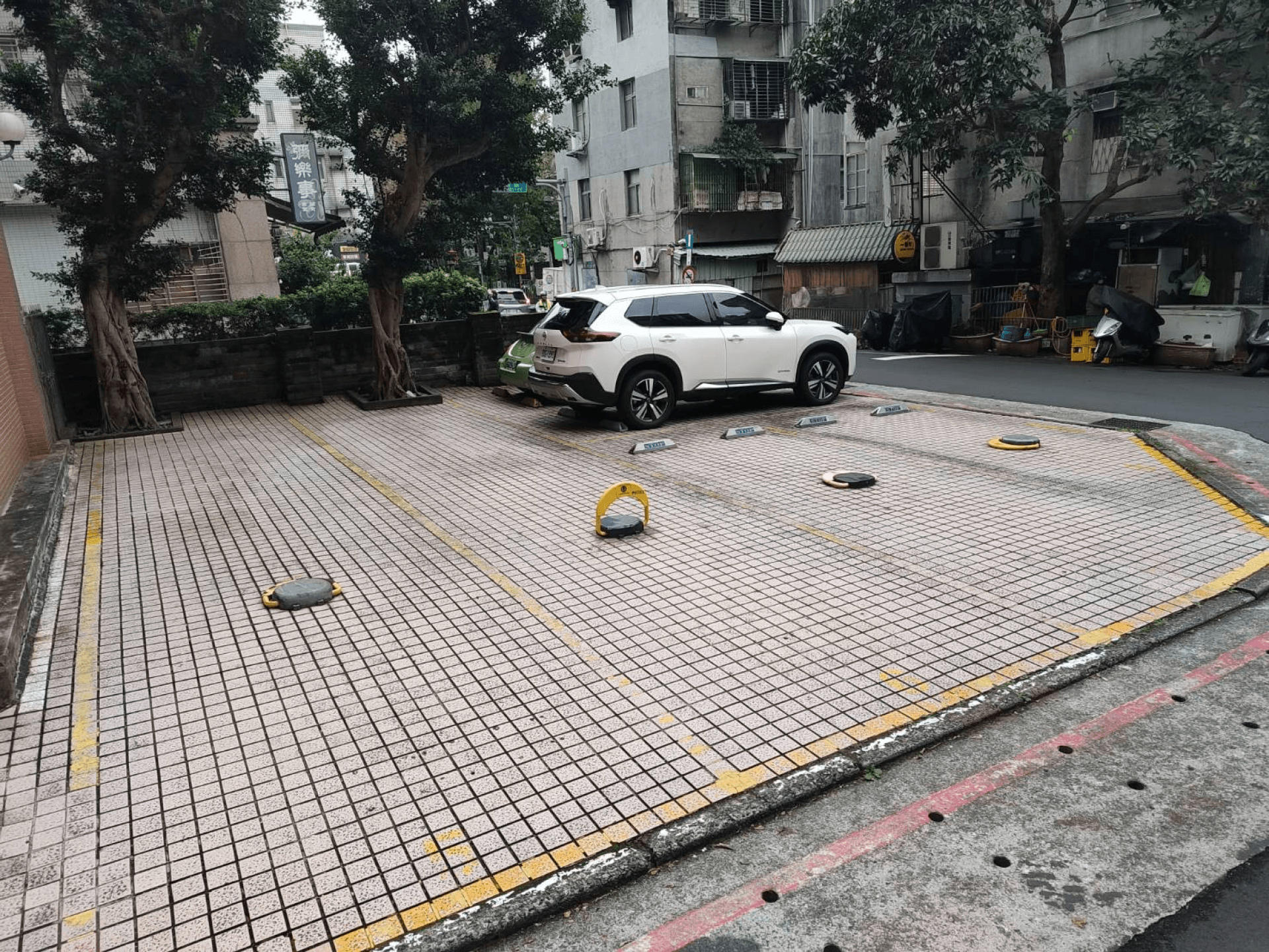 松仁馥鈺社區車位| 台北市信義區停車位，附近有57 個餐廳、商店和咖啡店。