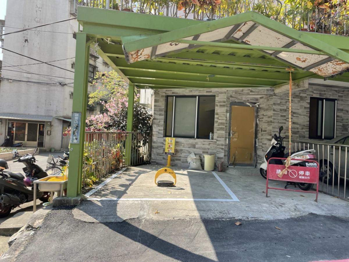 秀朗路三段車位