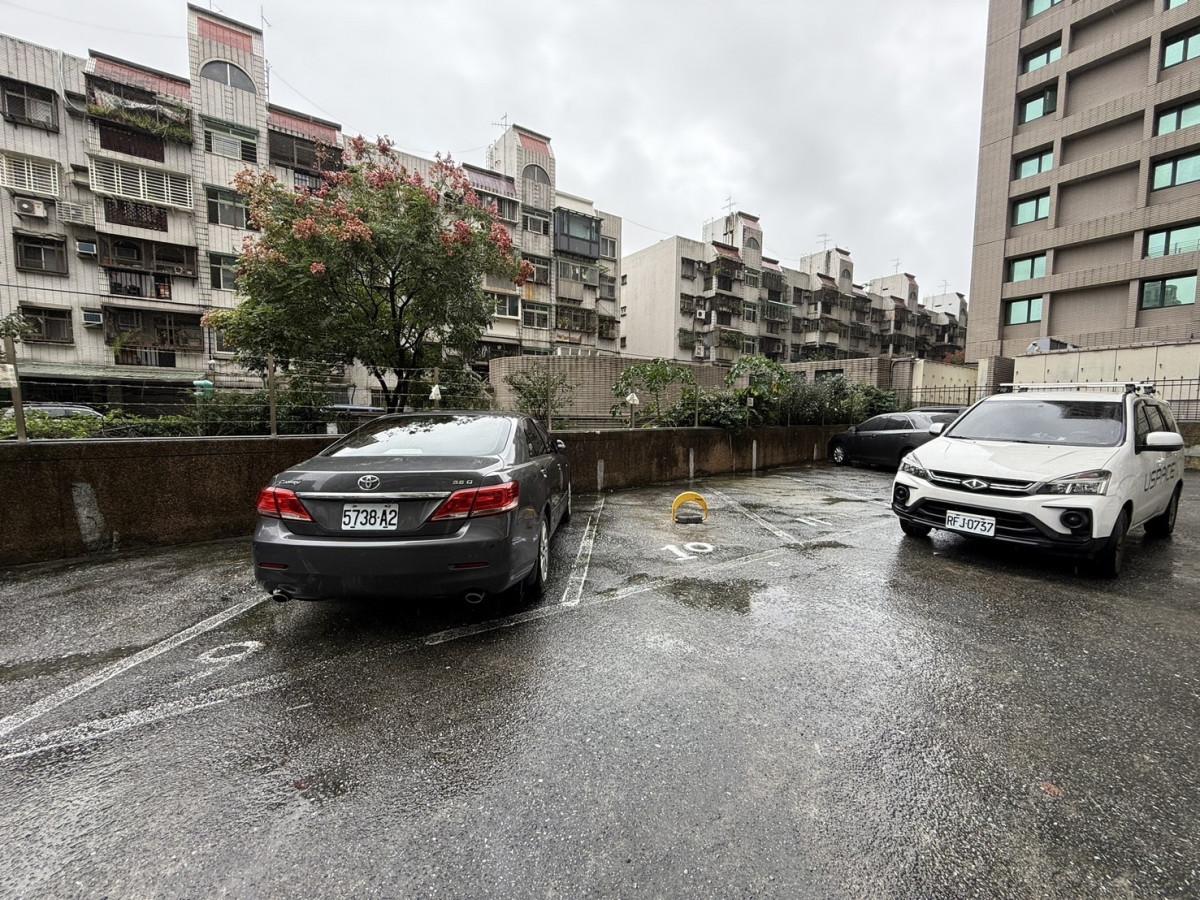 永春捷運站鄰近車位
