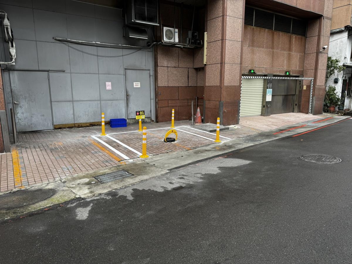 大安高工鄰近車位（朝代金站大樓後方）