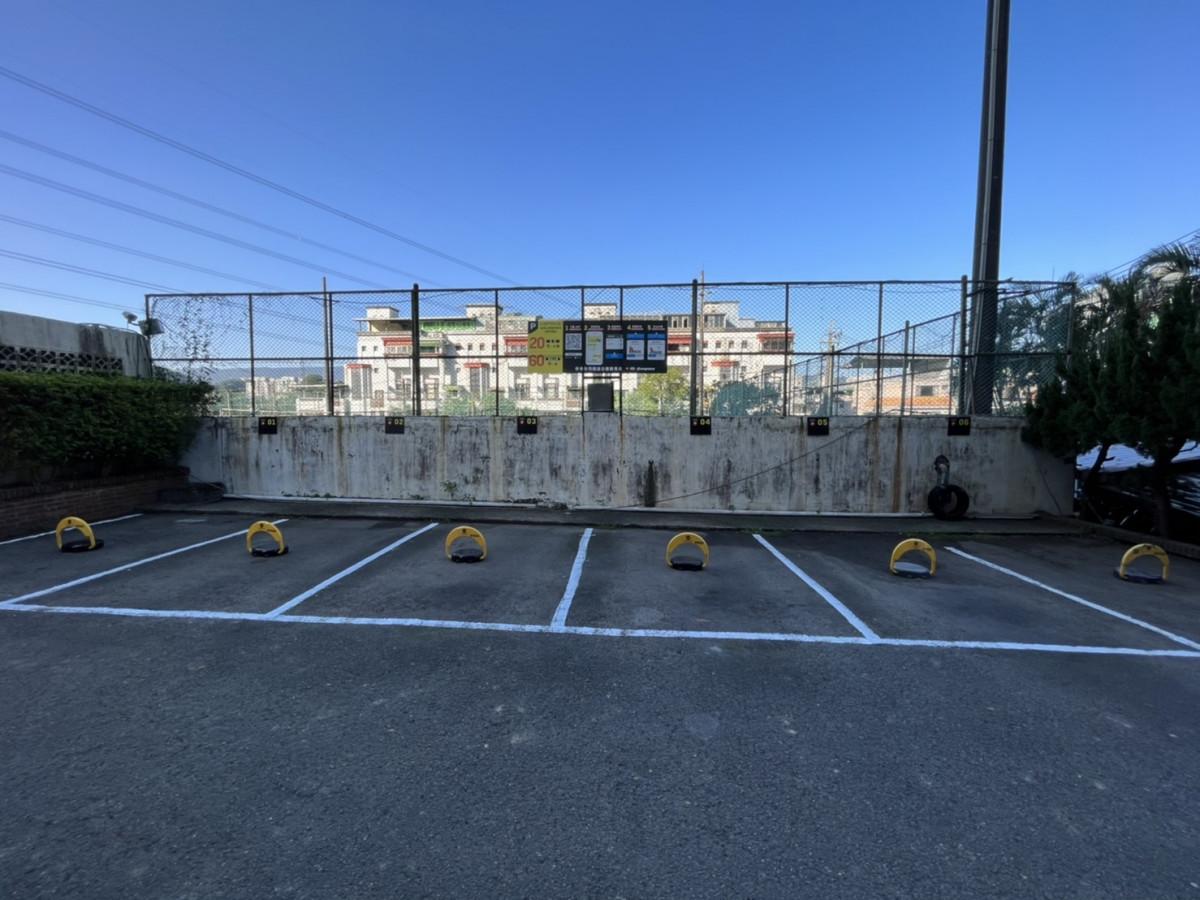 伯爵山莊車位(網球場前)