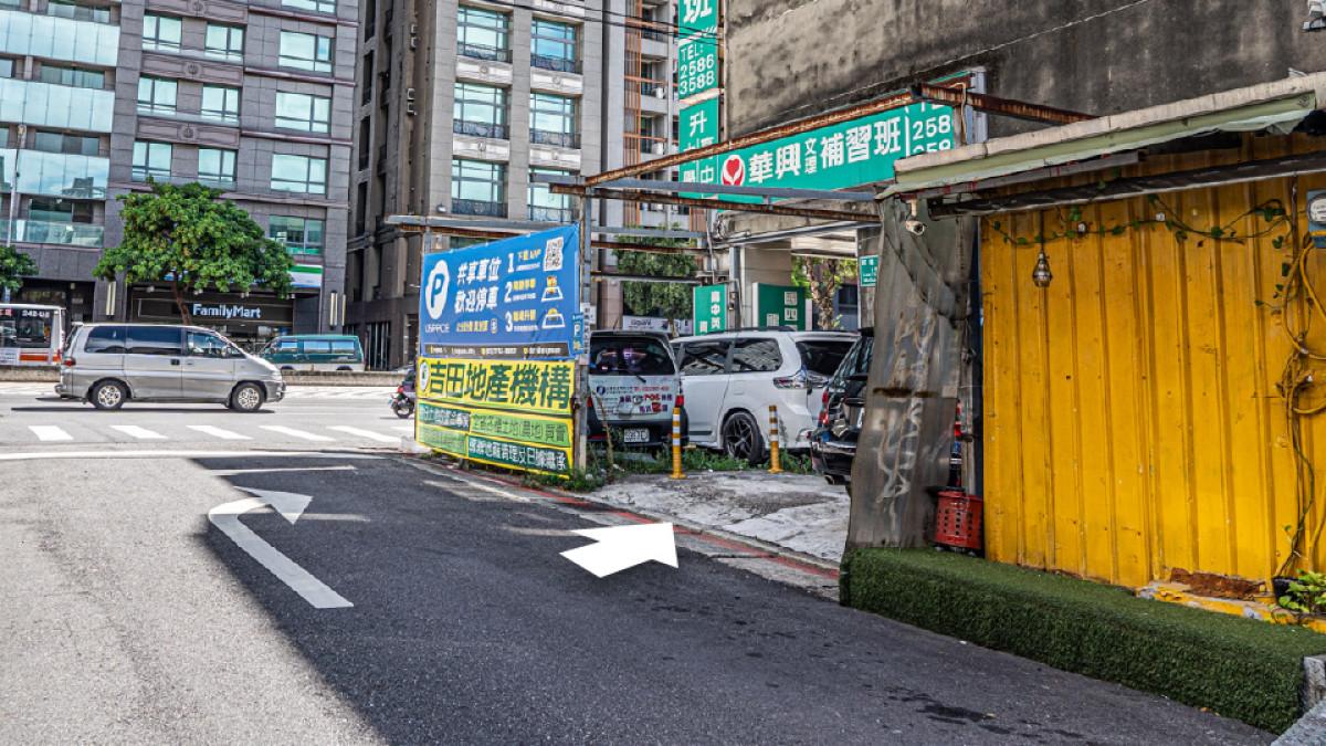 民權西路站鄰近車位