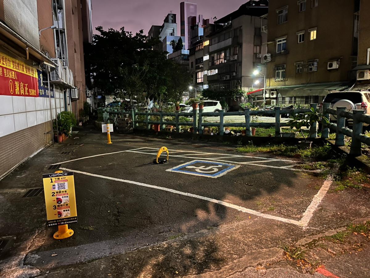 天母棒球場鄰近車位