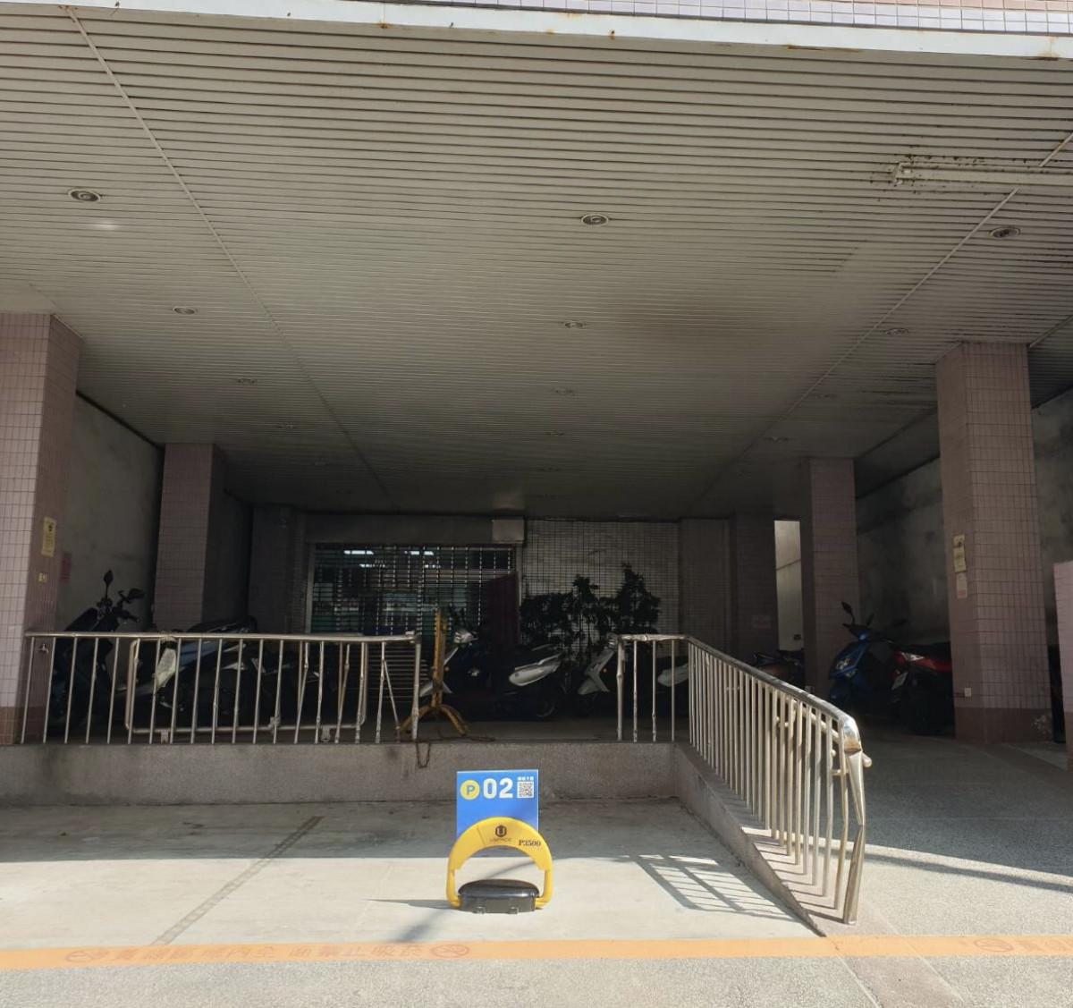 2號車位(右側車位)