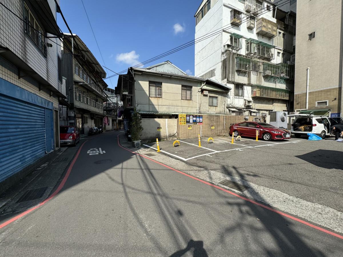 永和耕莘醫院停車場(戶外地鎖車位)