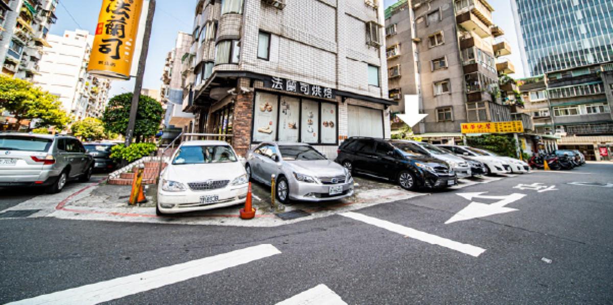 敦化北路車位(法蘭司麵包店旁)