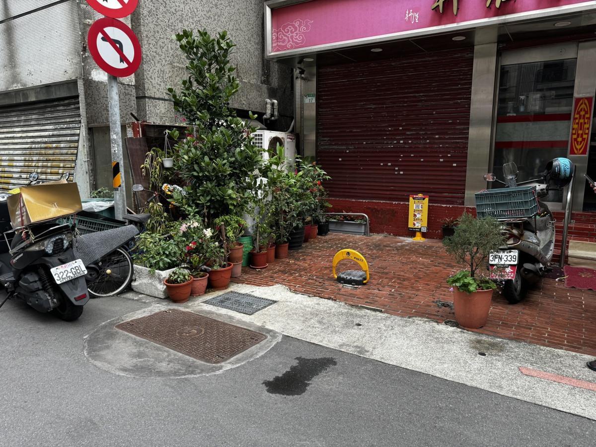 軒維小廚前方車位