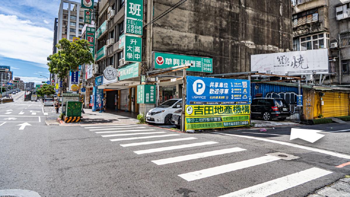 民權西路站鄰近車位