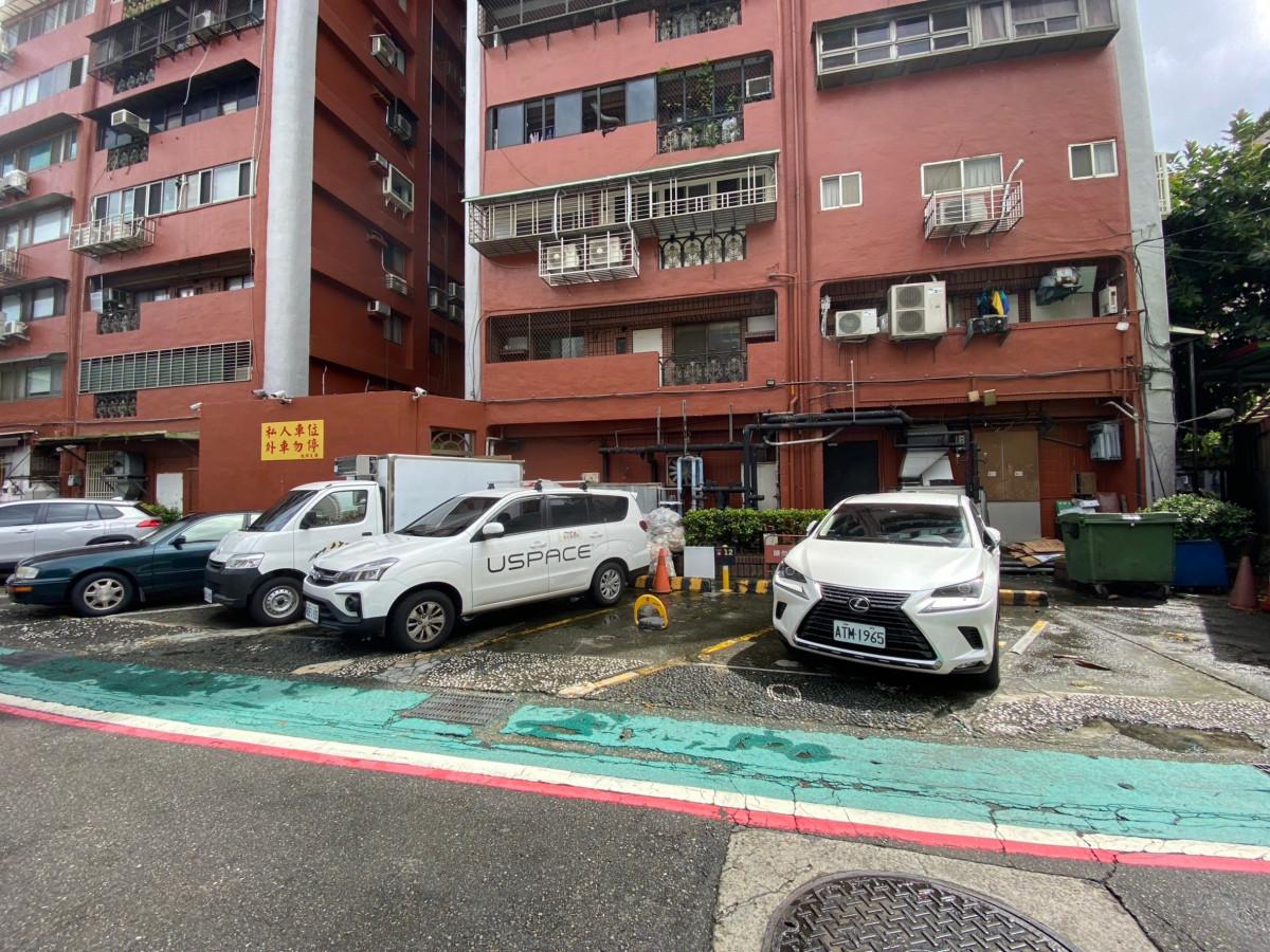 虹邦首都花園後方車位