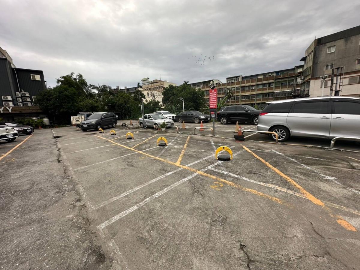 礁溪奕順軒後方車位