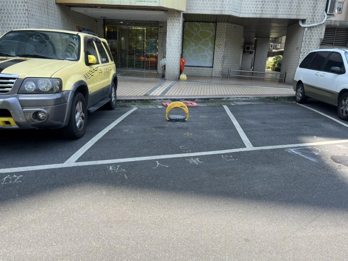 民生圓環鄰近車位