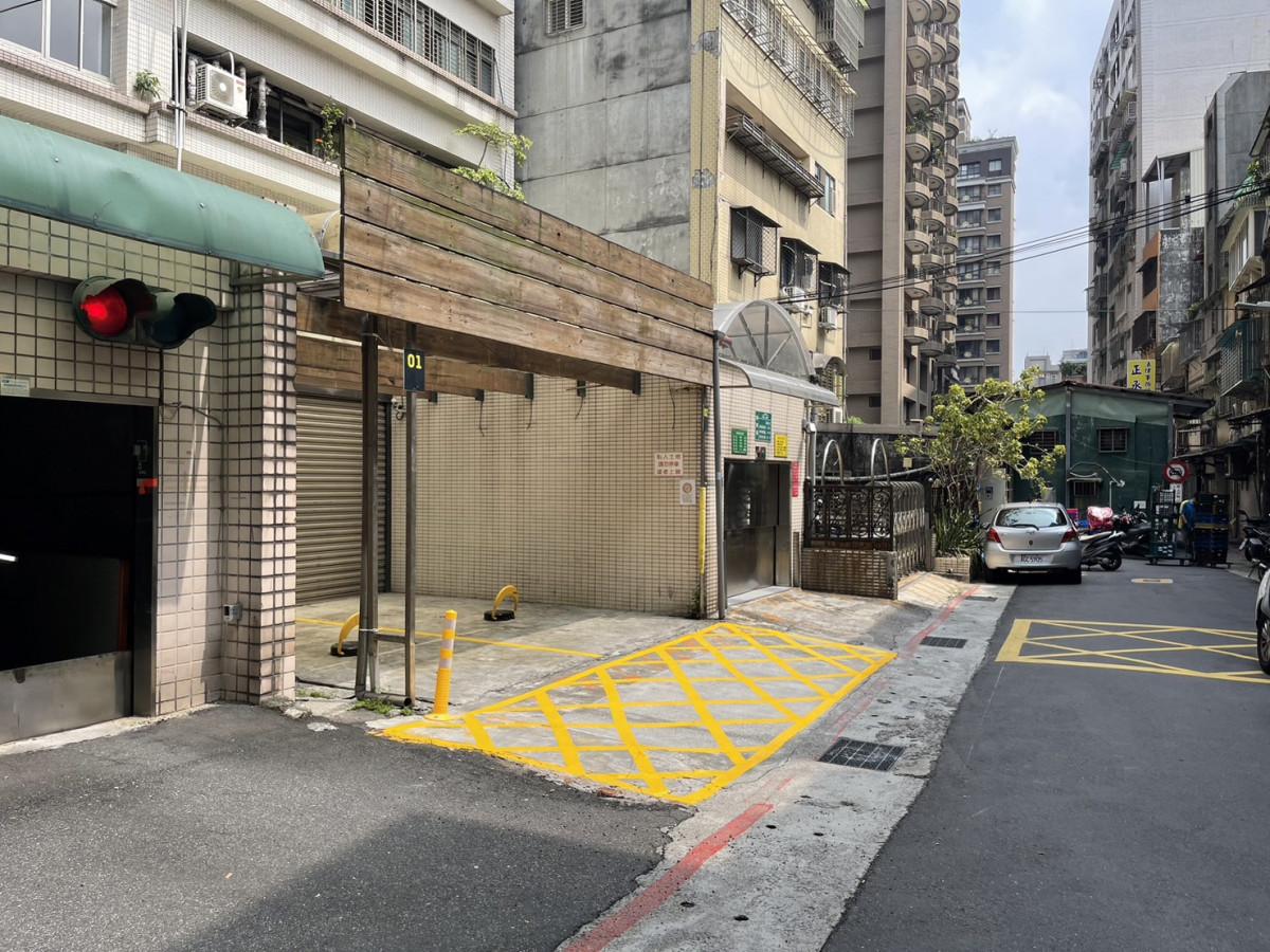 民生重慶精華車位(寧夏夜市旁)