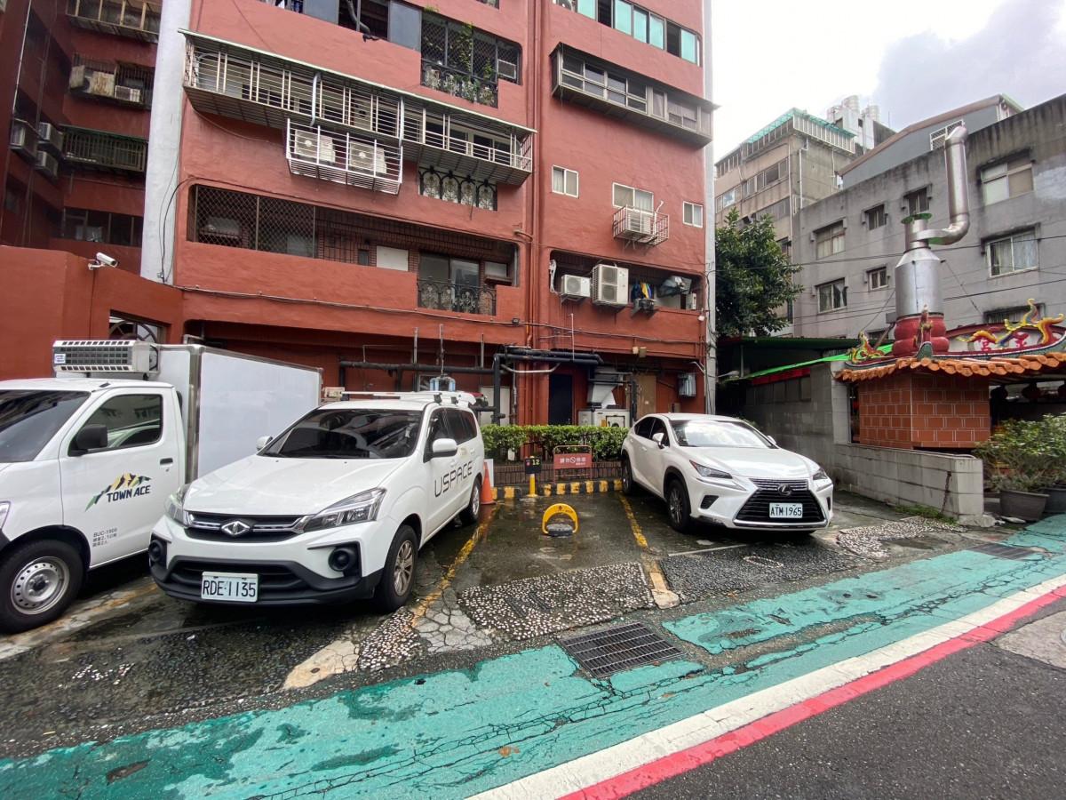虹邦首都花園後方車位