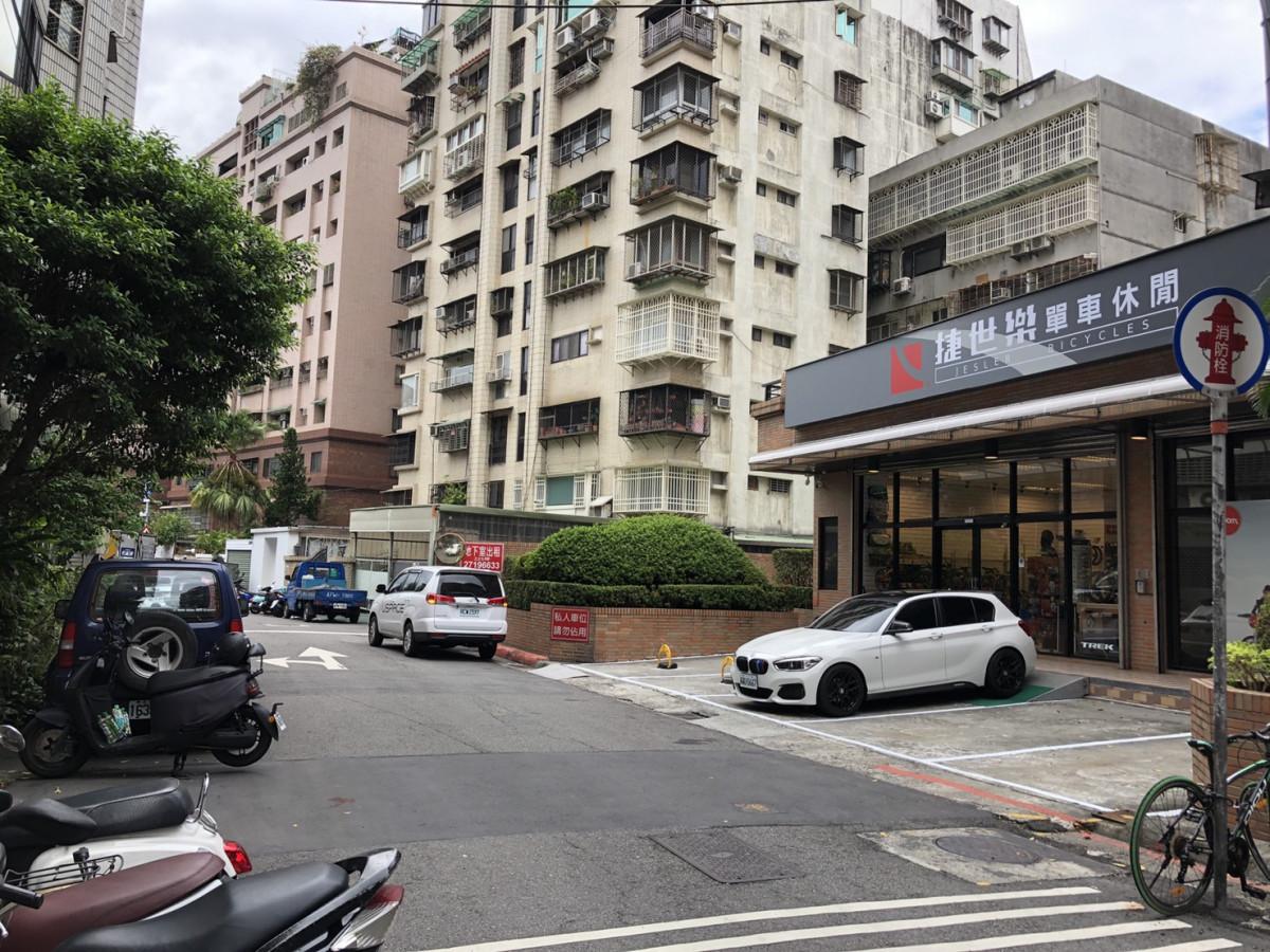 農安街精華車位