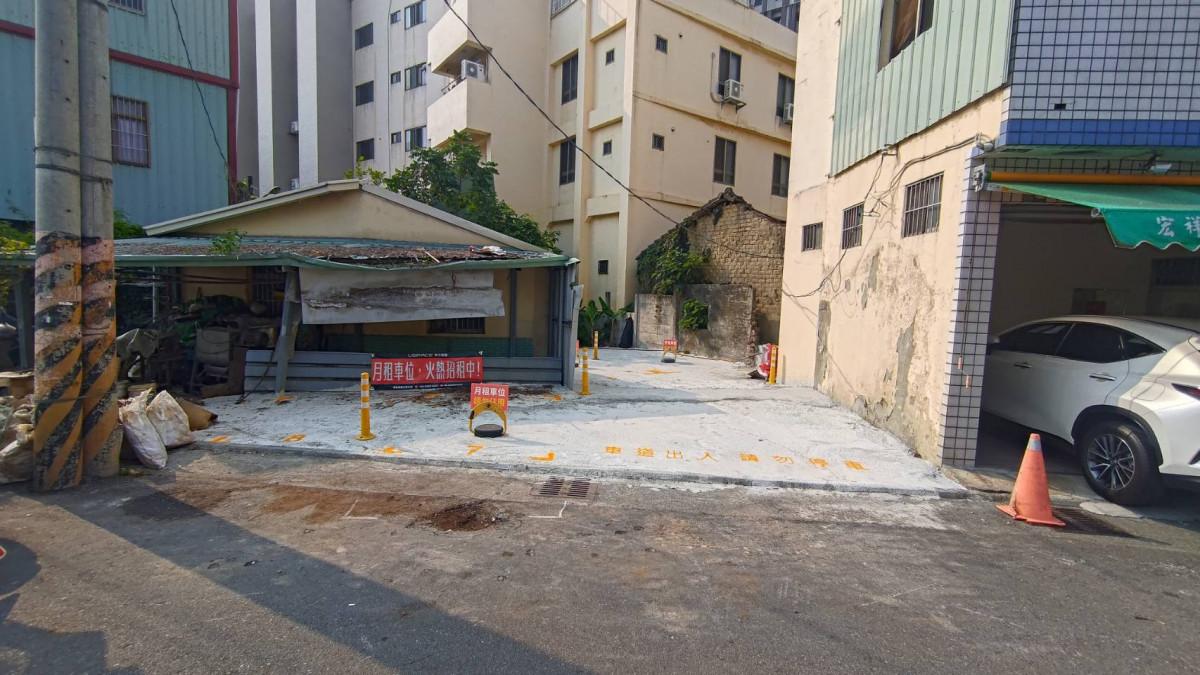 8號車位(限小車)