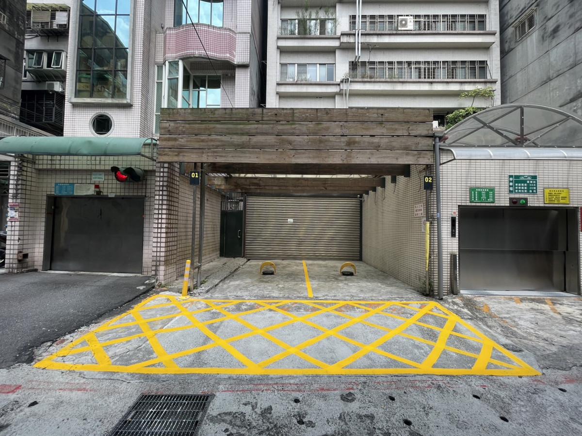 民生重慶精華車位(寧夏夜市旁)