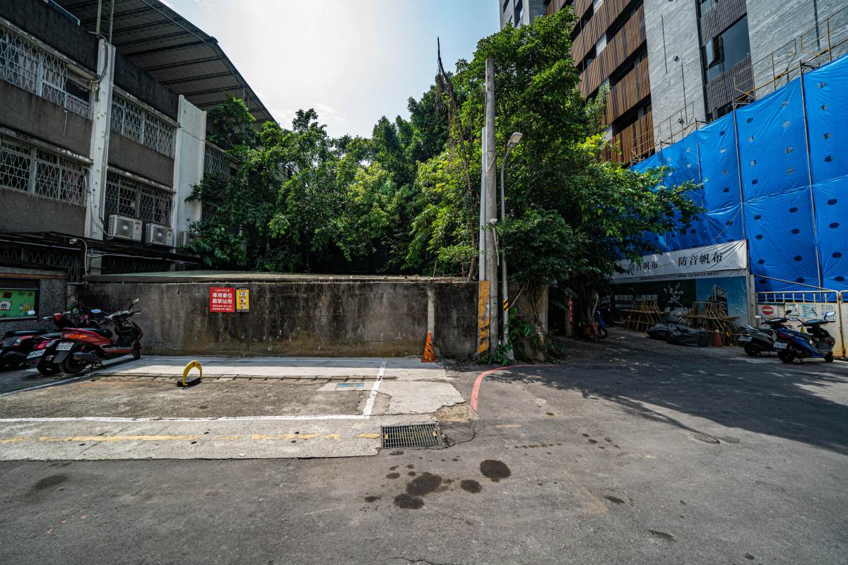 師大夜市鄰近露天車位