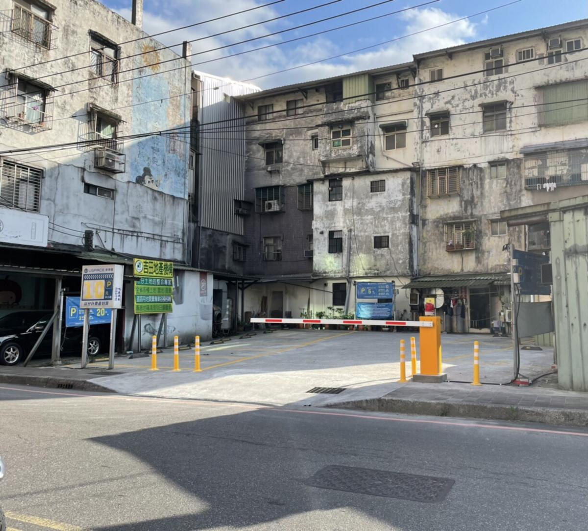 4號車位(低底盤勿停)