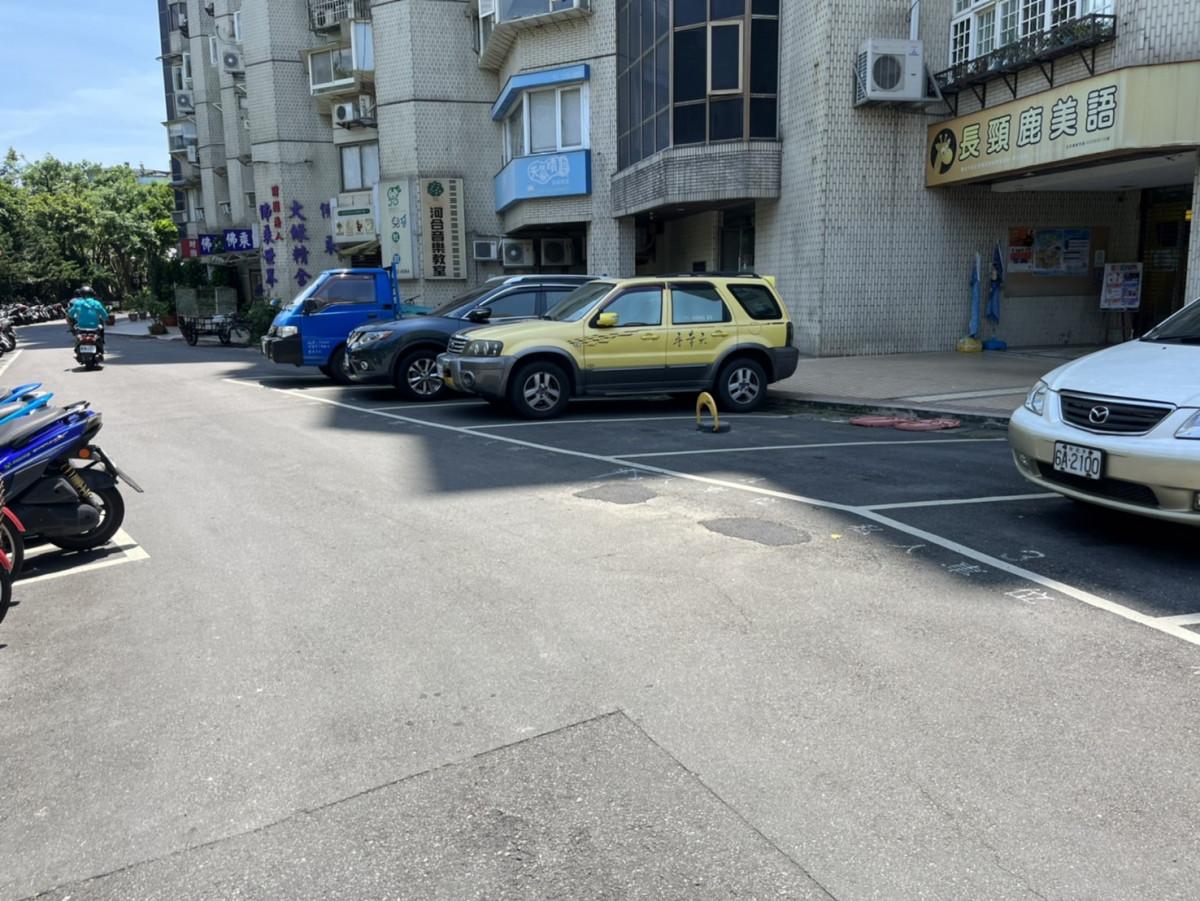 民生圓環鄰近車位