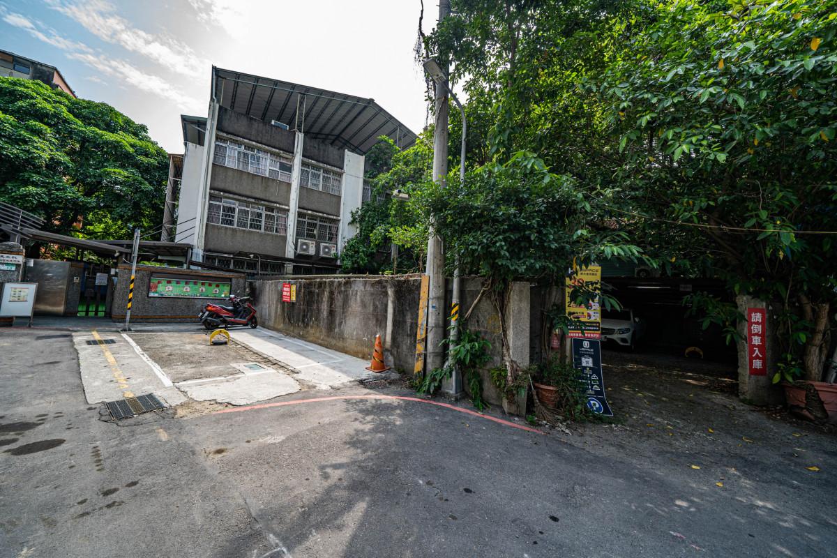 師大夜市鄰近露天車位