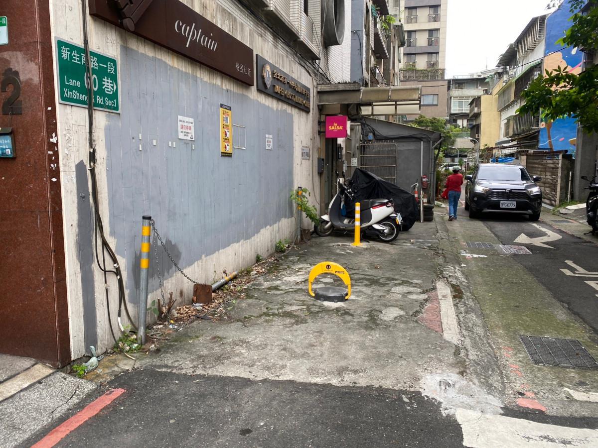 捷運忠孝新生五號出口鄰近車位