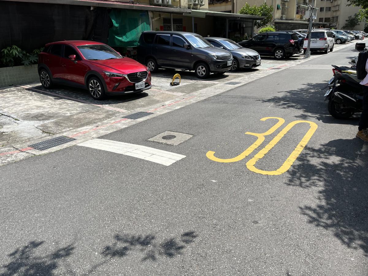 湖光國宅253巷車位| 台北市內湖區停車位，附近有53 個餐廳、商店和咖啡店。