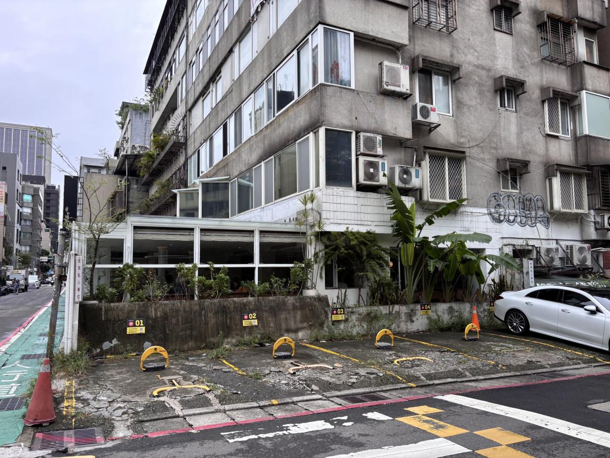 仁愛圓環鄰近車位