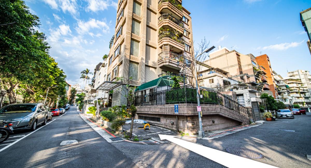 明德國小鄰近車位