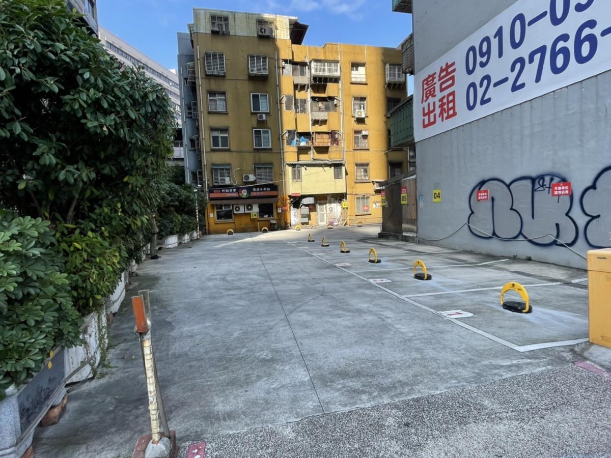 統一時代對面(路易莎旁)