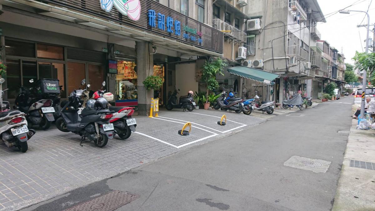 飛訊烘焙店面車位