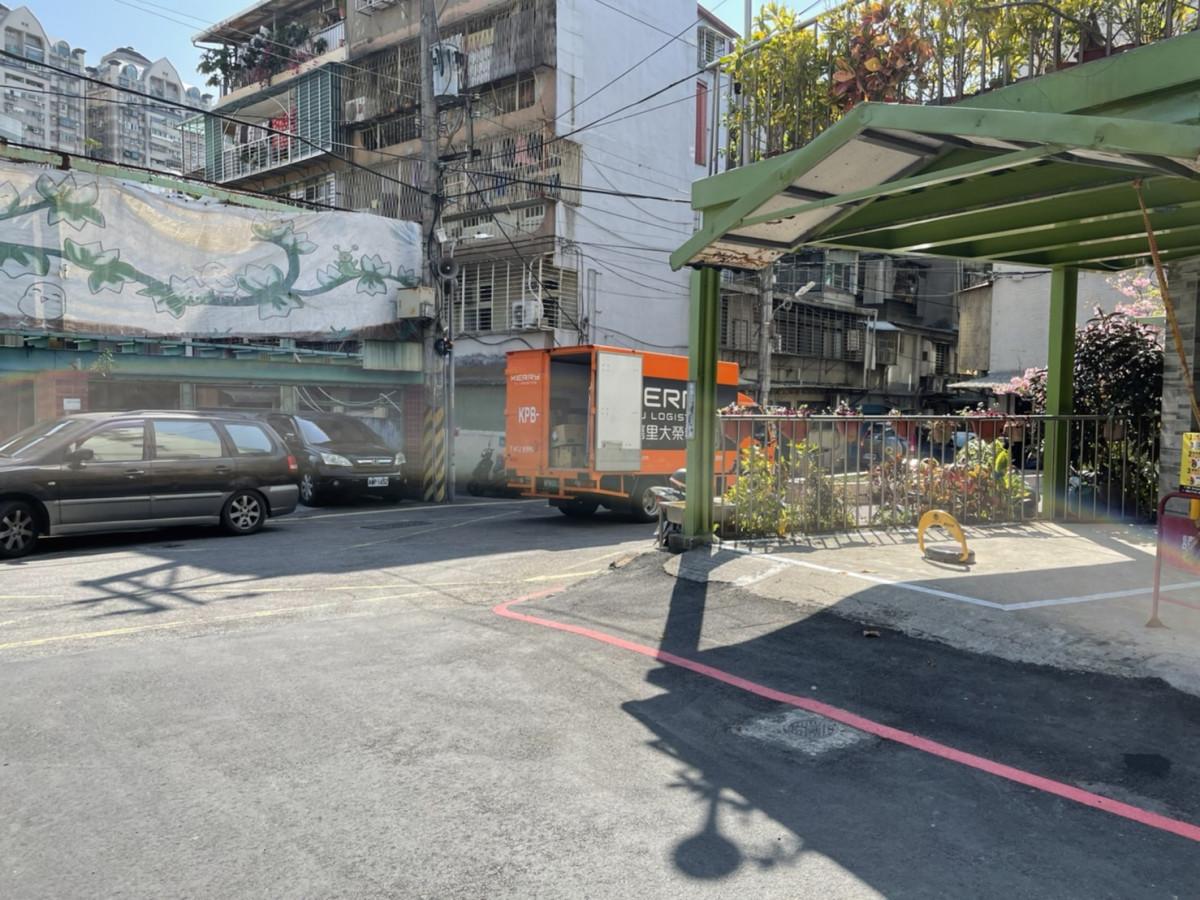 秀朗路三段車位