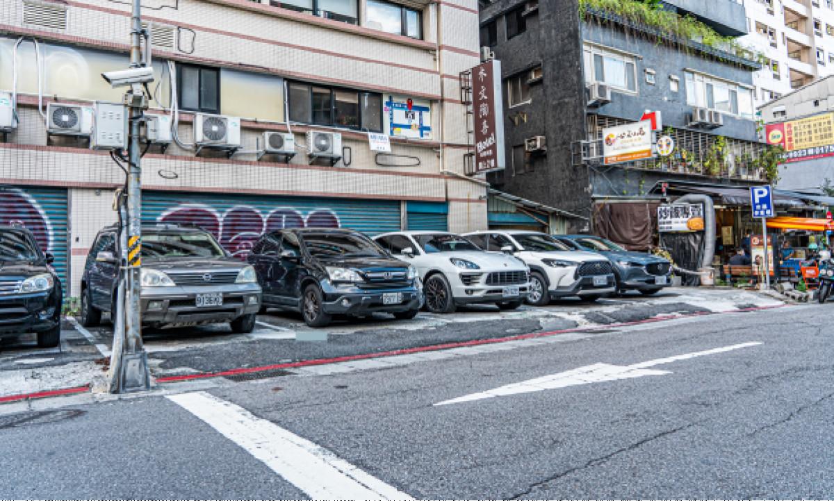 嵜本吐司鄰近車位