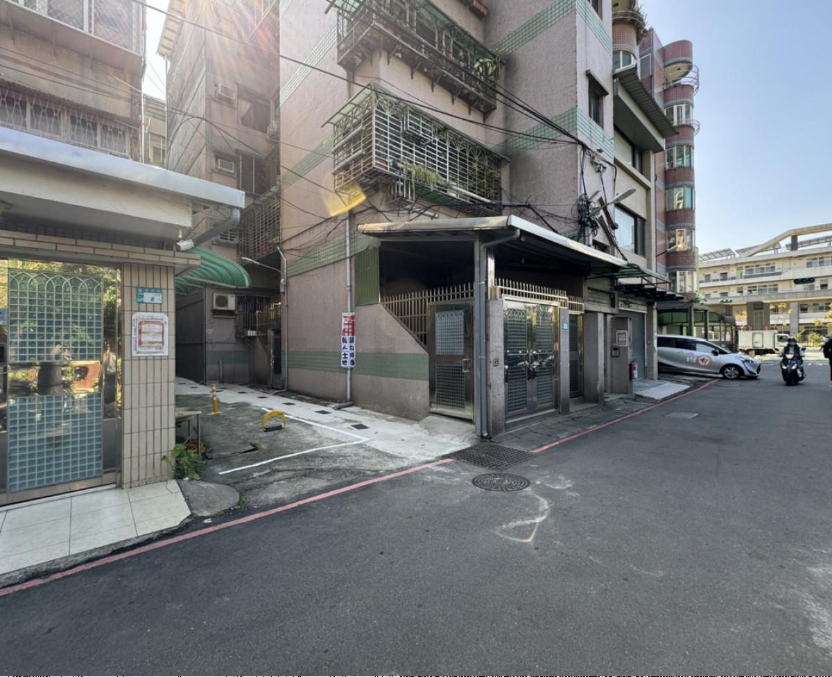 板橋忠孝國中精華車位