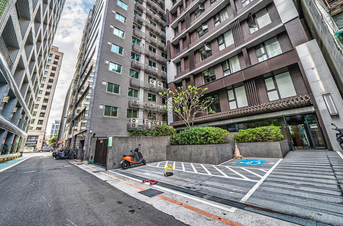 長榮桂冠酒店旁尊榮車位