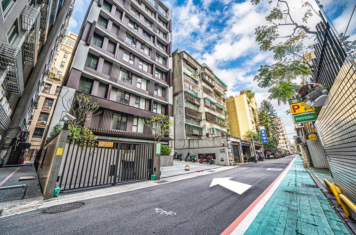 長榮桂冠酒店旁尊榮車位