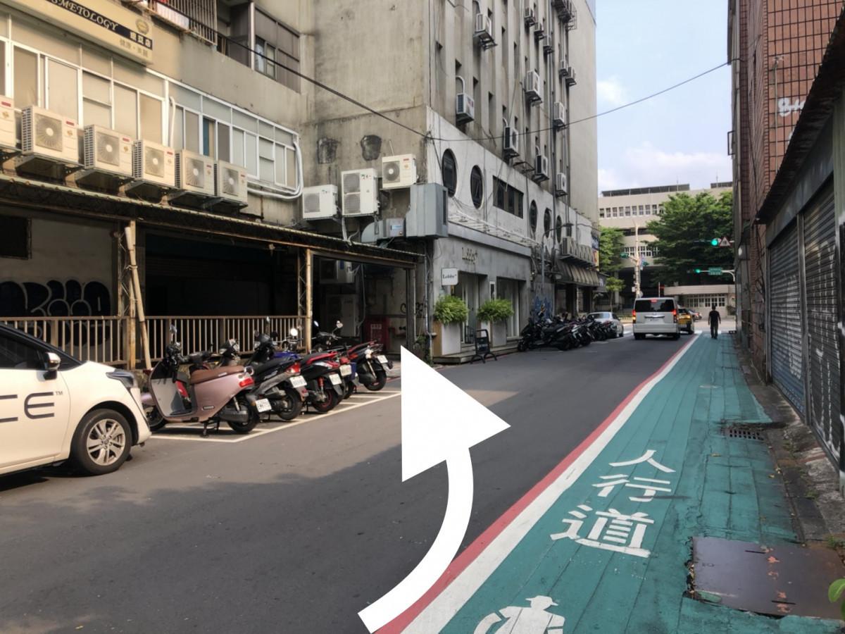 敦化國中鄰近車位