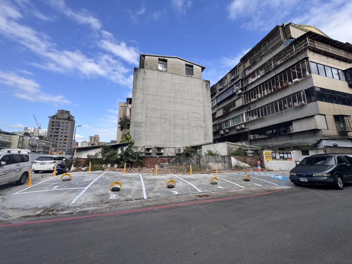 樂業街精華車位