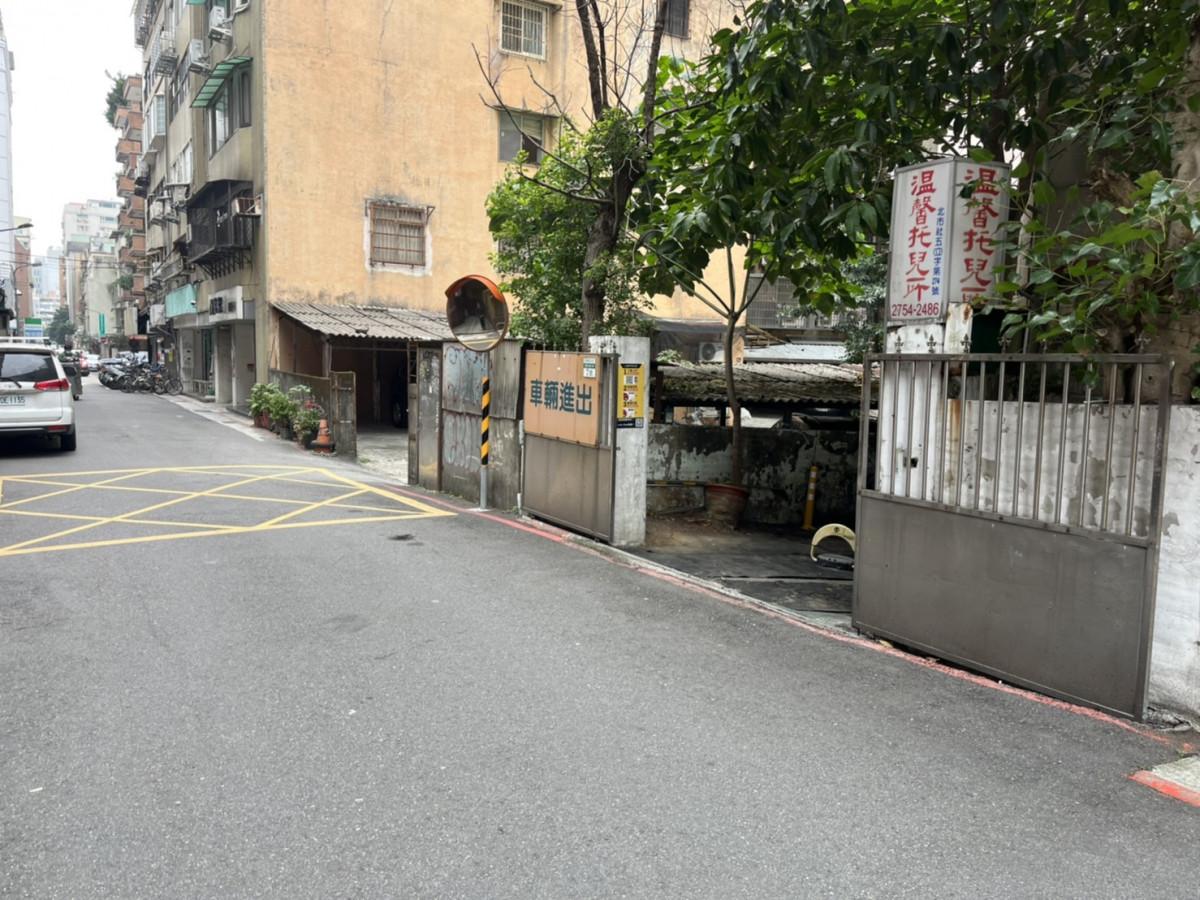 信義路四段巷內小小車位